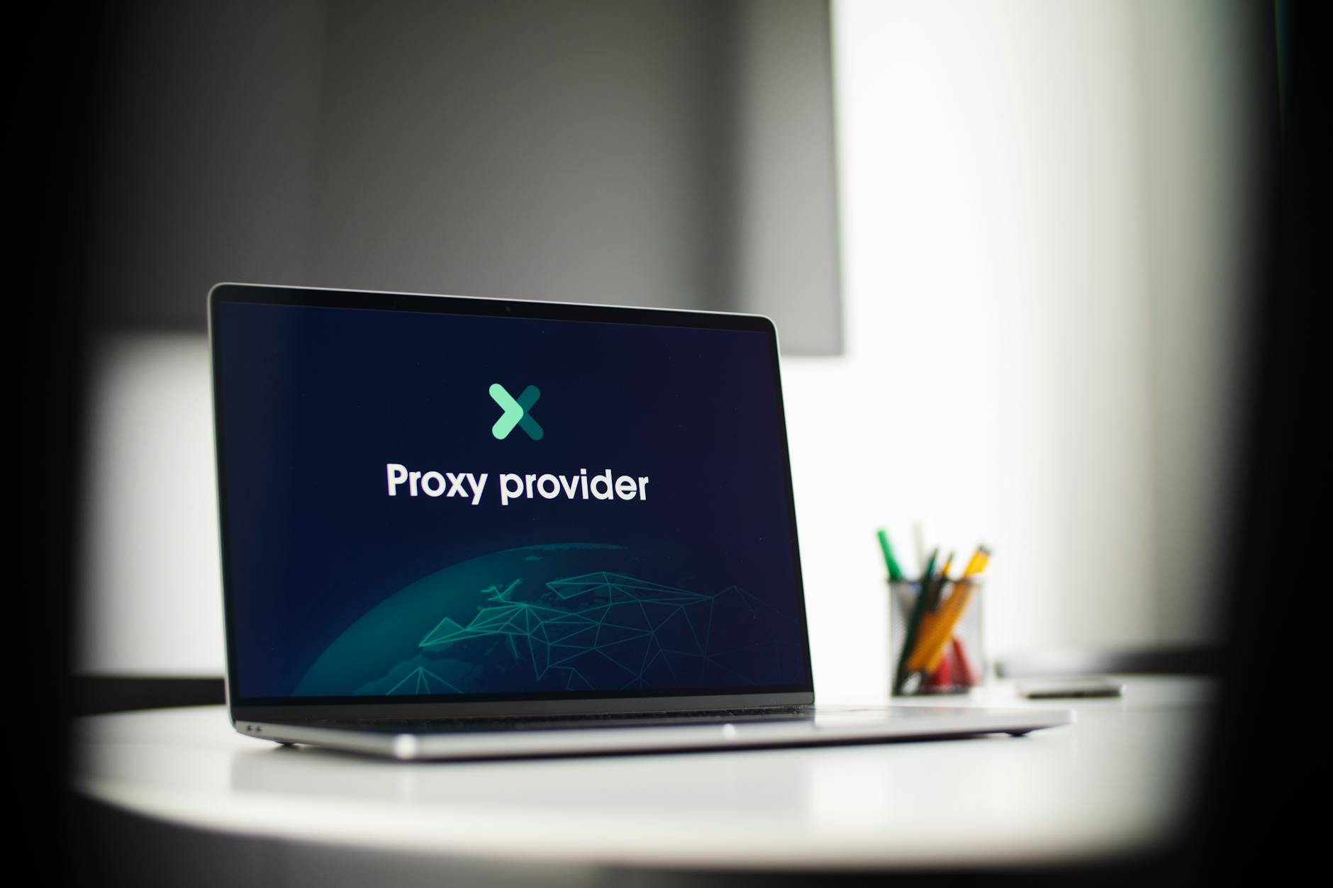 Ekran laptopa z napisem Proxy provider w biurze specjalistów od cyberbezpieczeńs