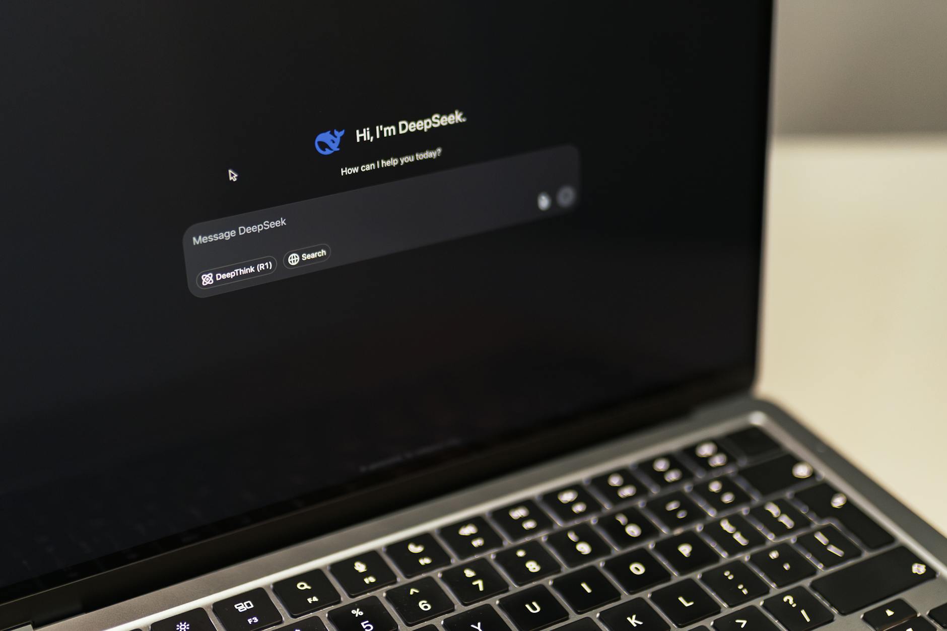 Laptop MacBook z interfejsem DeepSeek AI na ekranie