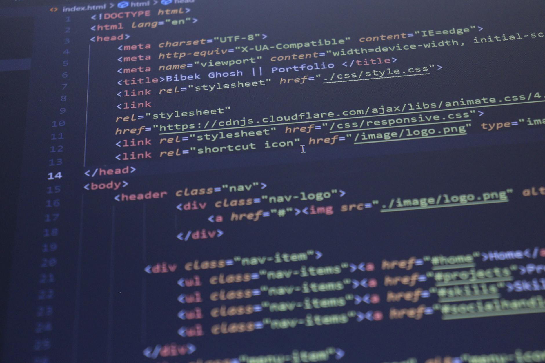 Zbliżenie ekranu z kodem HTML i CSS w edytorze programistycznym