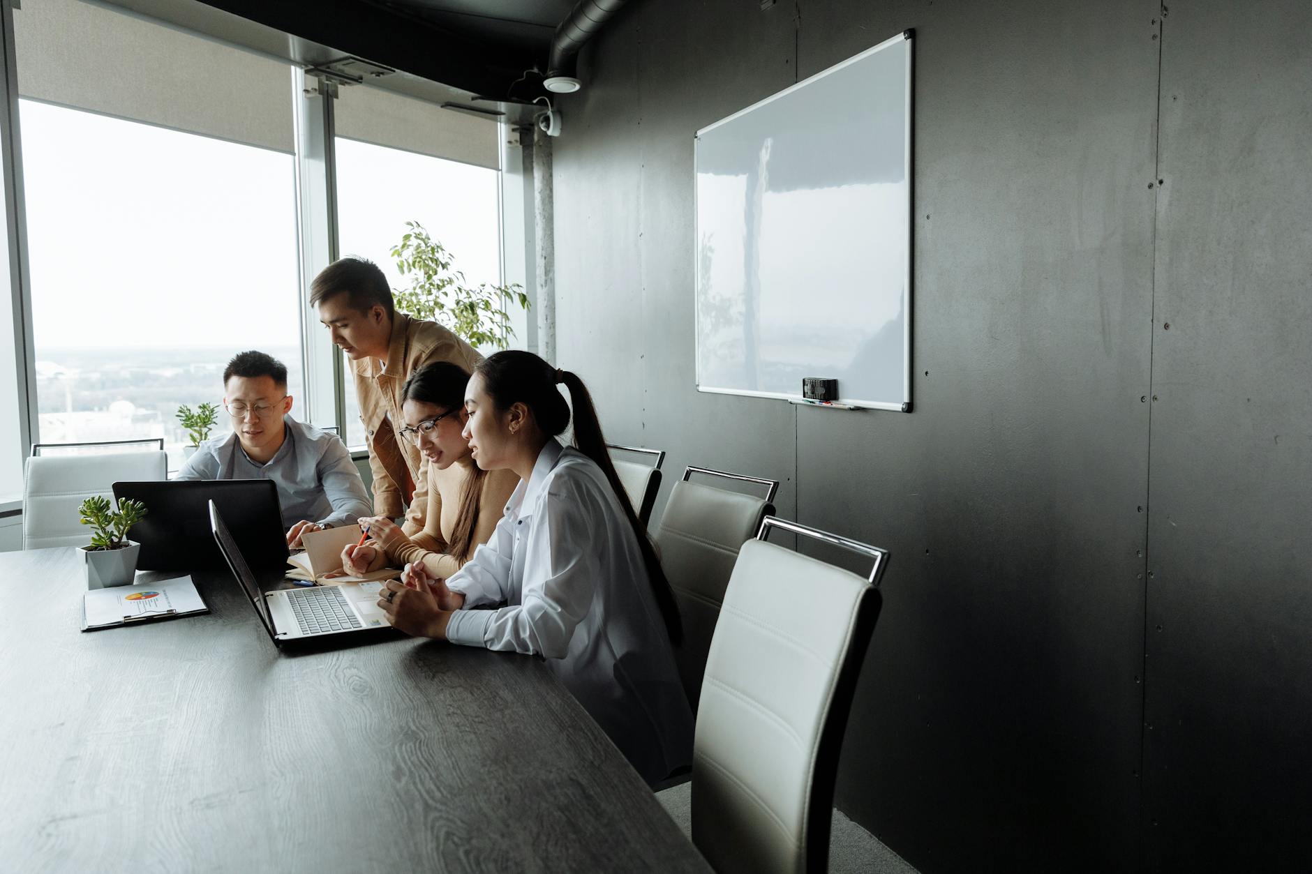 Zespół IT omawia projekt przy elektronicznej tablicy w biurze