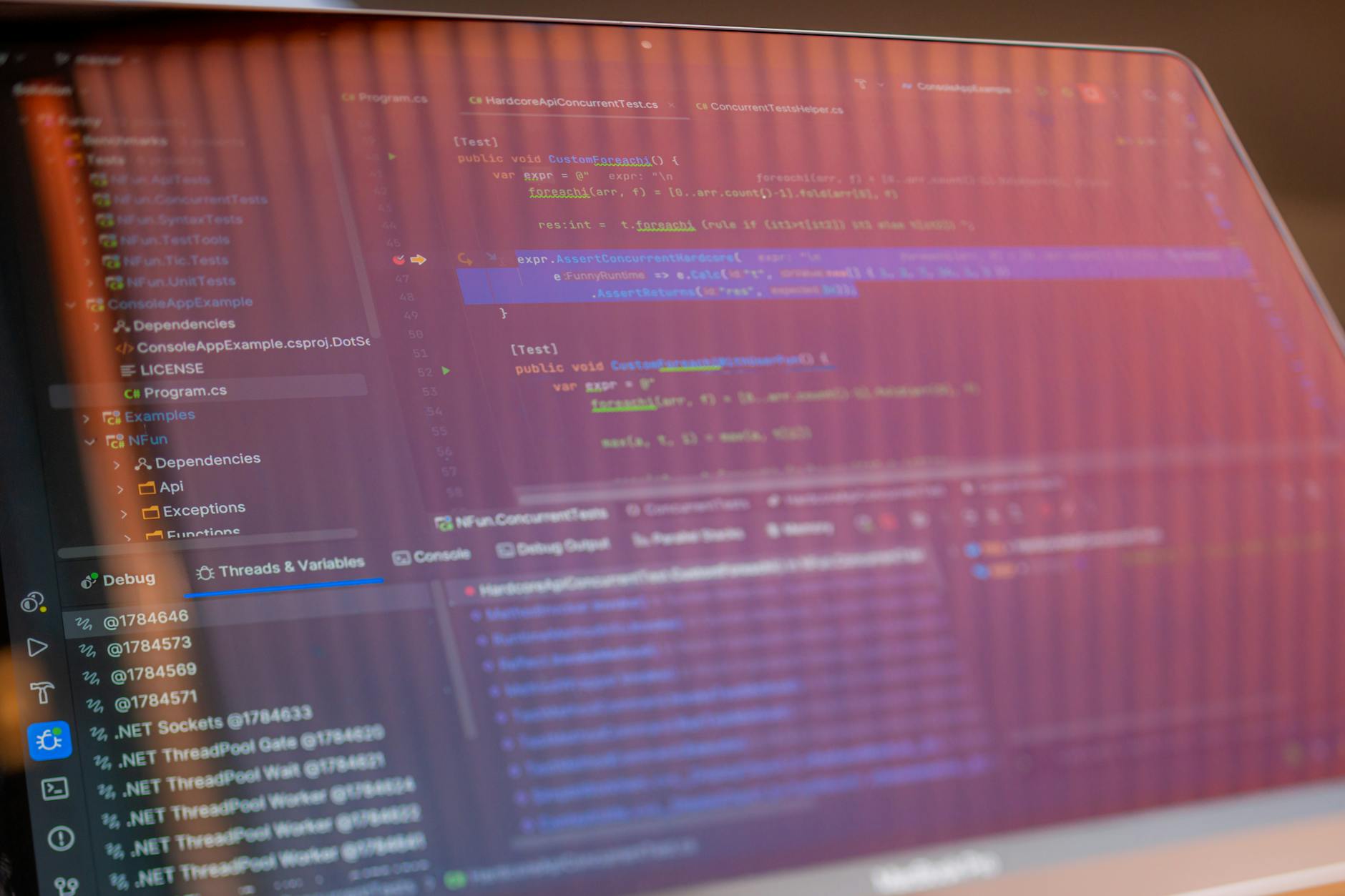 Monitor z wyświetlonym kodem programistycznym i odbiciem użytkownika