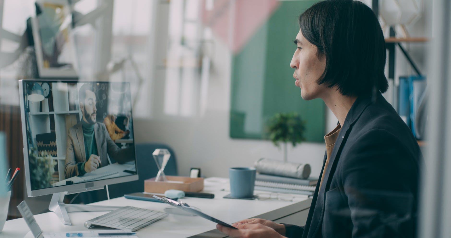 Pracownik w biurze podczas wideokonferencji w sprawie pakietów biurowych online