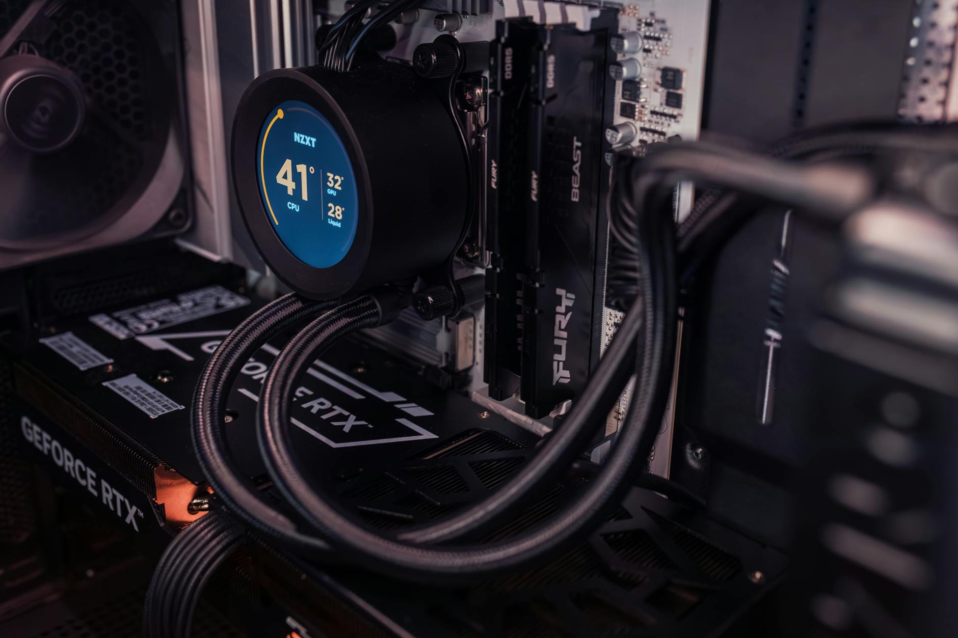 Wnętrze komputera do gier z zaawansowanym chłodzeniem i kartą graficzną