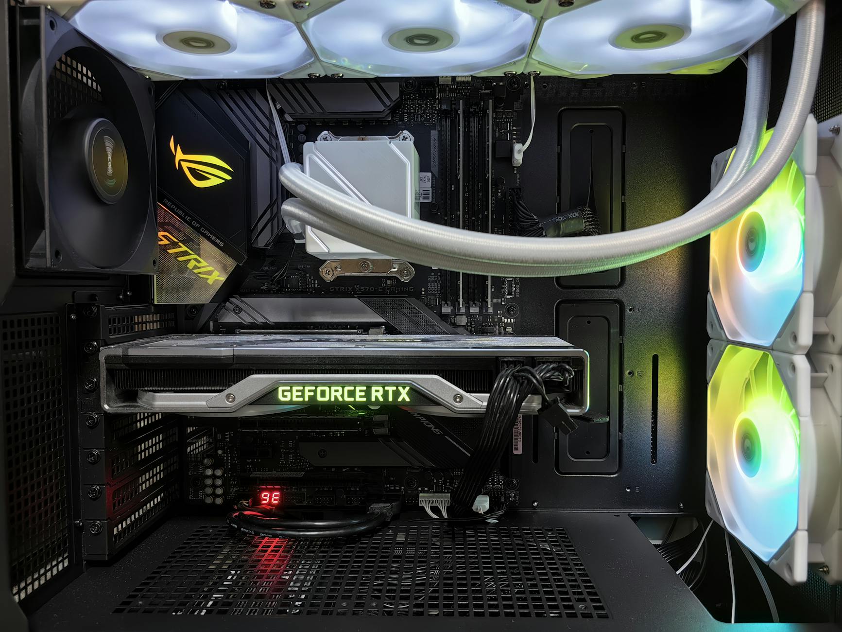 Zbliżenie na czarną obudowę PC z GeForce RTX i podświetleniem RGB