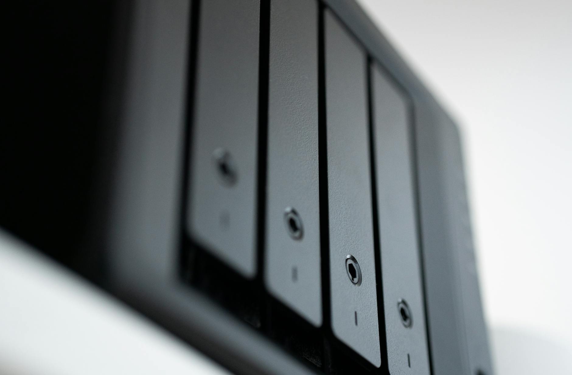 Porównanie najnowszych technologii backupu w chmurze z perspektywy administratora Czarna macierz dyskowa ilustrująca nowoczesny backup danych w chmurze