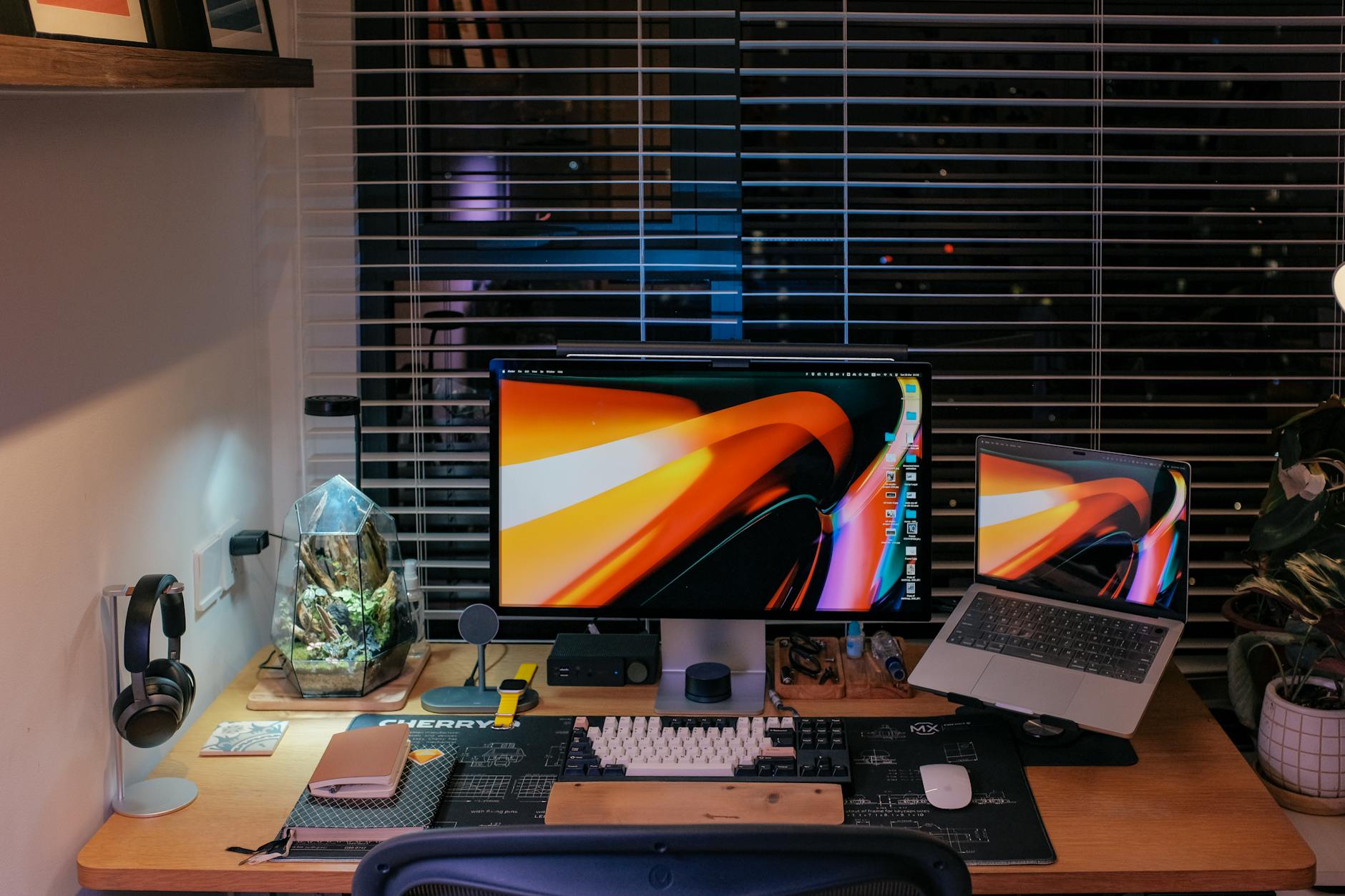 Domowe biuro programisty z dwoma monitorami i ergonomicznym fotelem