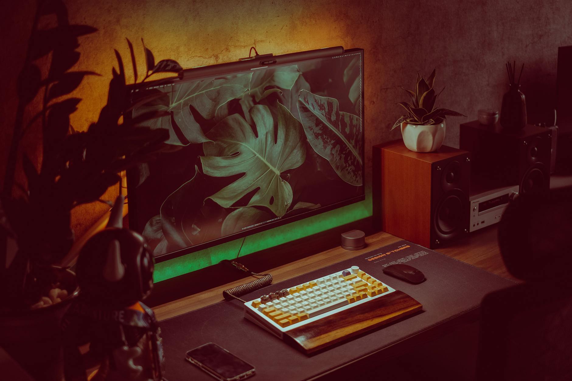 Przytulne biurko z monitorem, klawiaturą i roślinami w domowym biurze