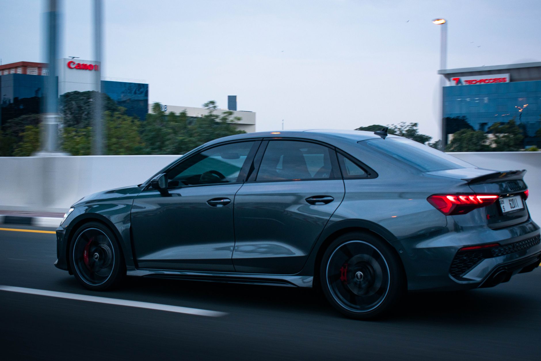 Srebrne Audi w dynamicznej jeździe po miejskiej ulicy