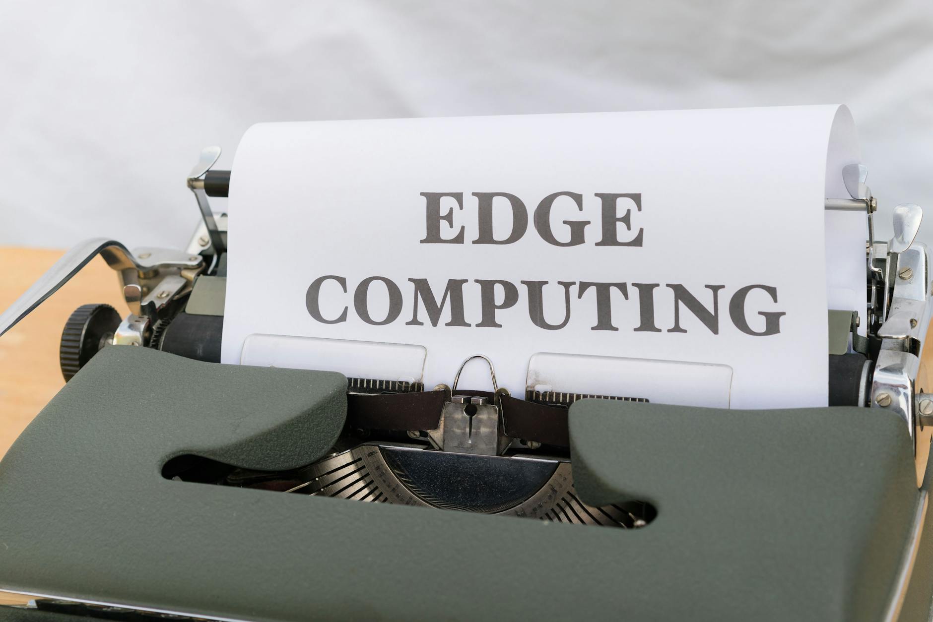 Edge AI w praktyce: jak inteligencja na brzegu sieci zmienia biznes Stara maszyna do pisania z kartką z napisem Edge Computing