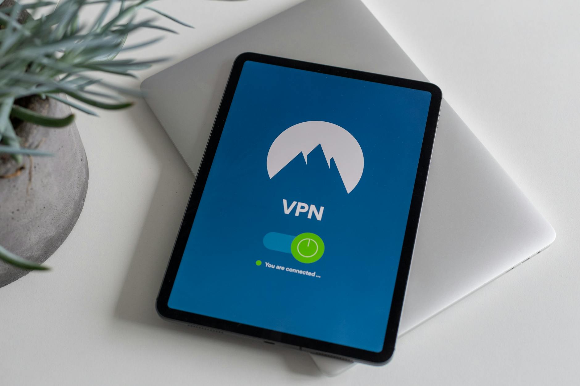 Tablet z uruchomioną aplikacją VPN pokazującą aktywne bezpieczne połączenie Tablet z uruchomioną aplikacją VPN pokazującą aktywne bezpieczne połączenie