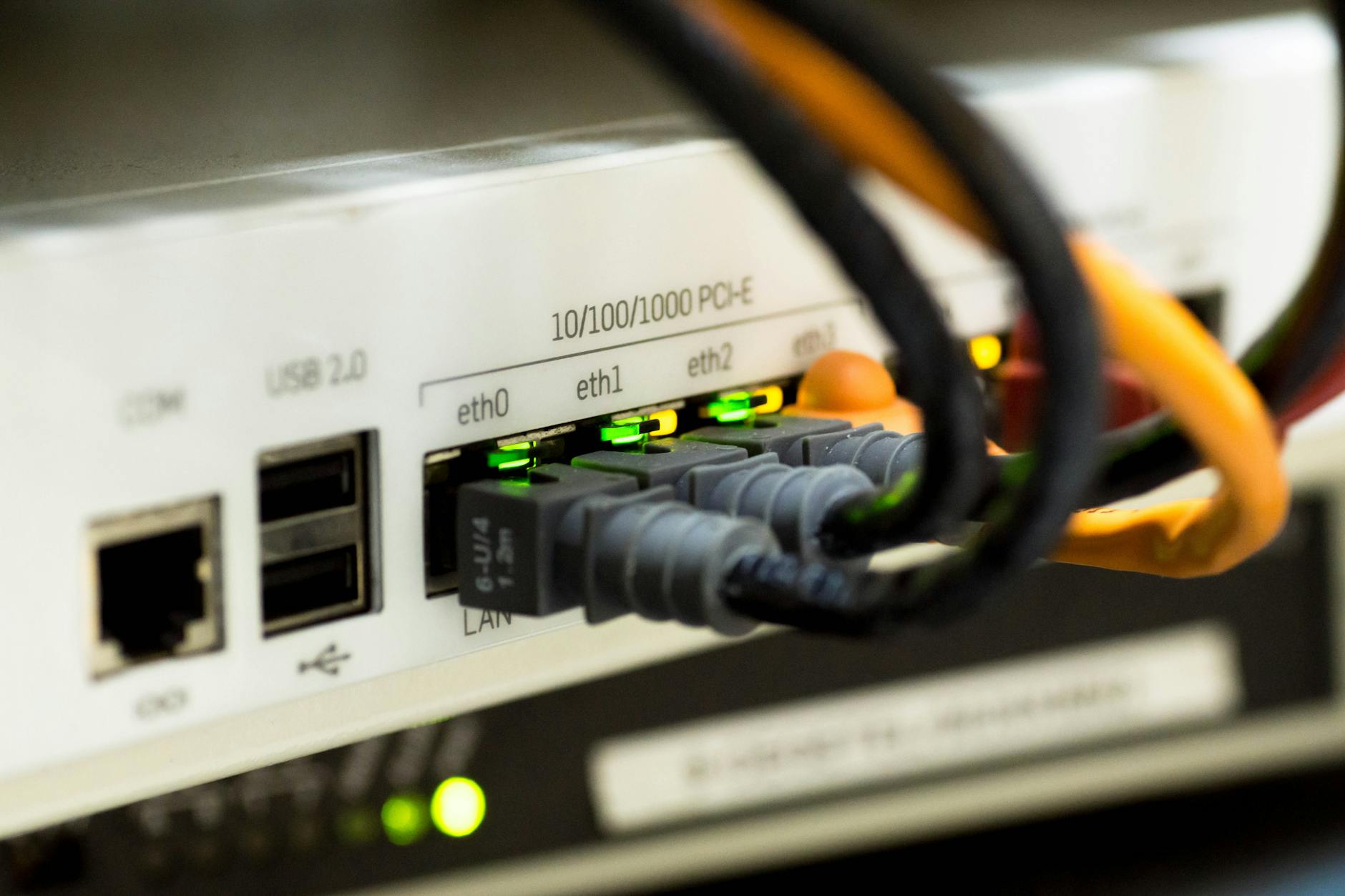 Zbliżenie przewodów ethernet podłączonych do routera w sieci firmowej