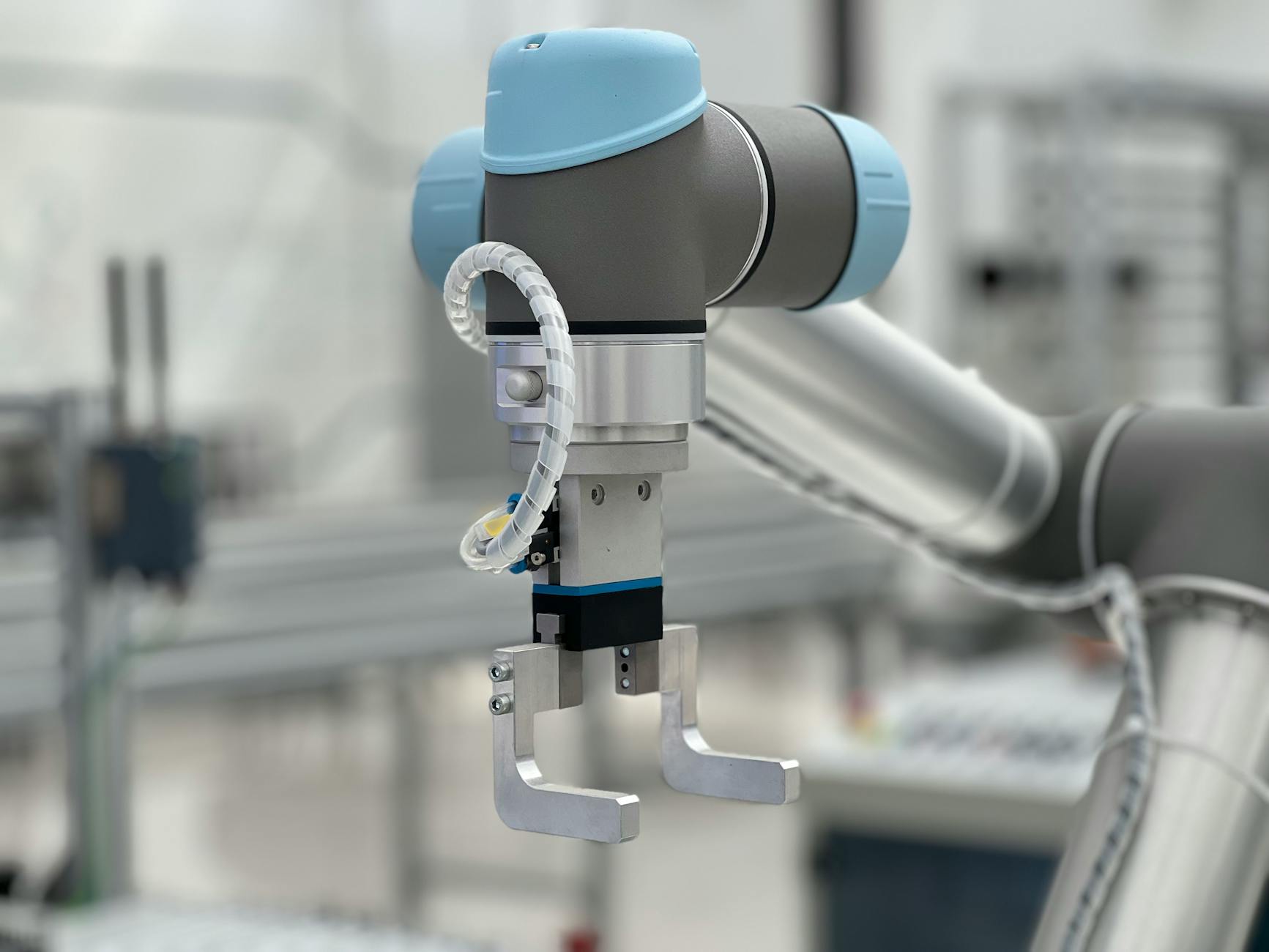 Zbliżenie ramienia robotycznego w nowoczesnej hali przemysłowej
