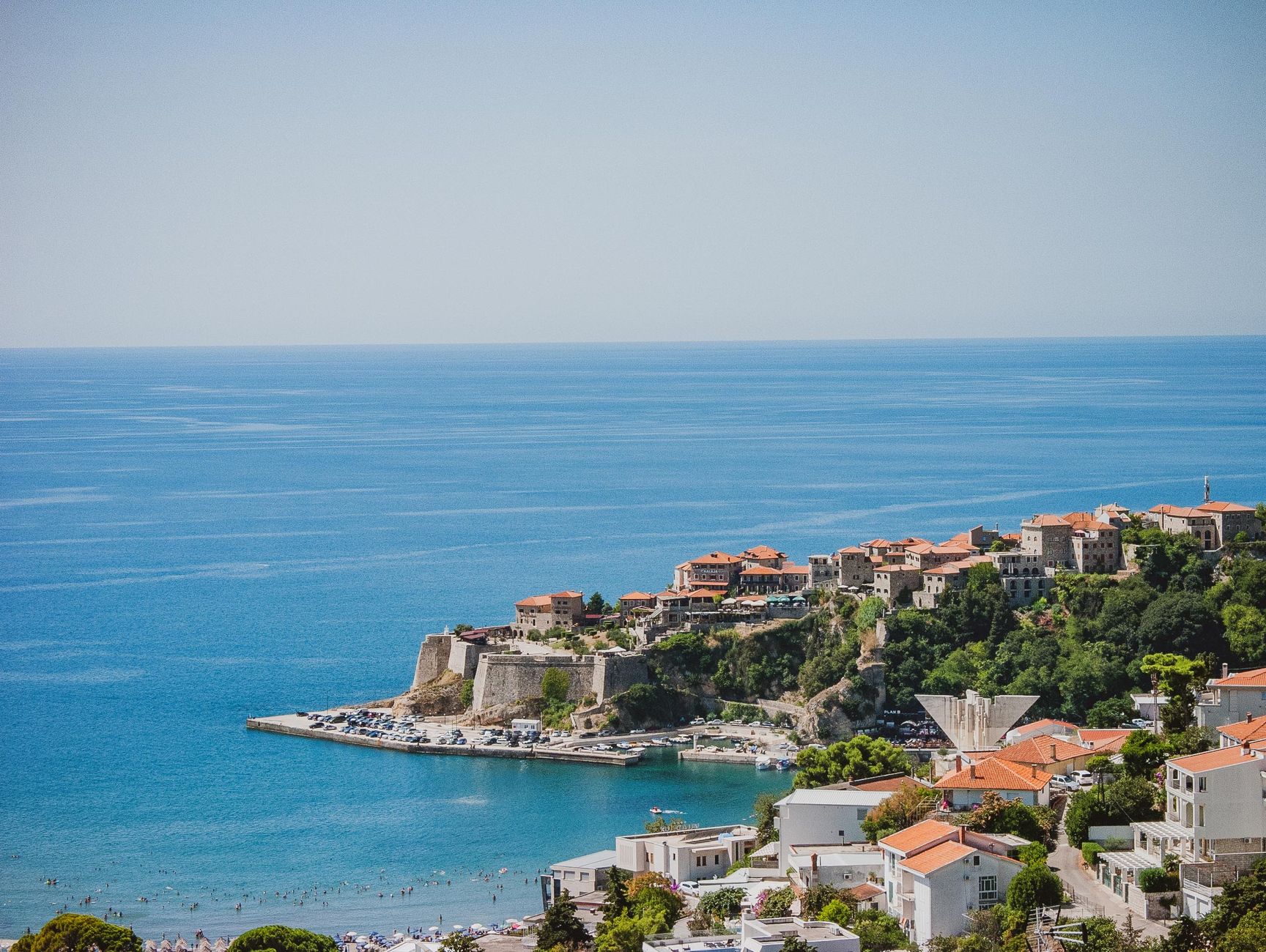 Historyczna zabudowa Ulcinj nad błękitnym Adriatykiem z lotu ptaka