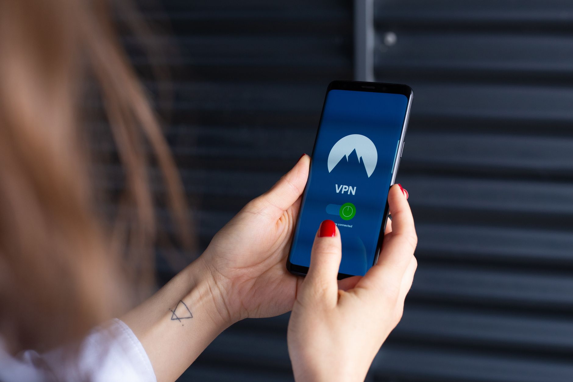 Kobieta włącza aplikację VPN na smartfonie dla ochrony danych