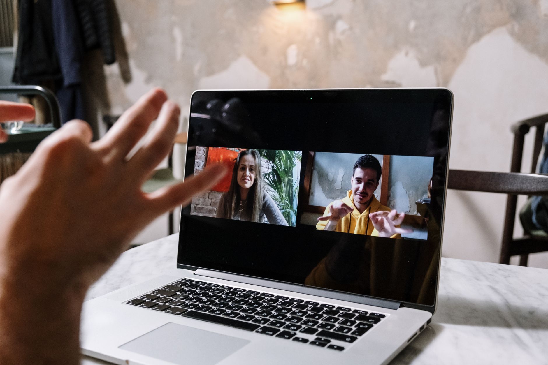 Wideorozmowa dwóch osób na laptopie podczas pracy zdalnej nad projektem