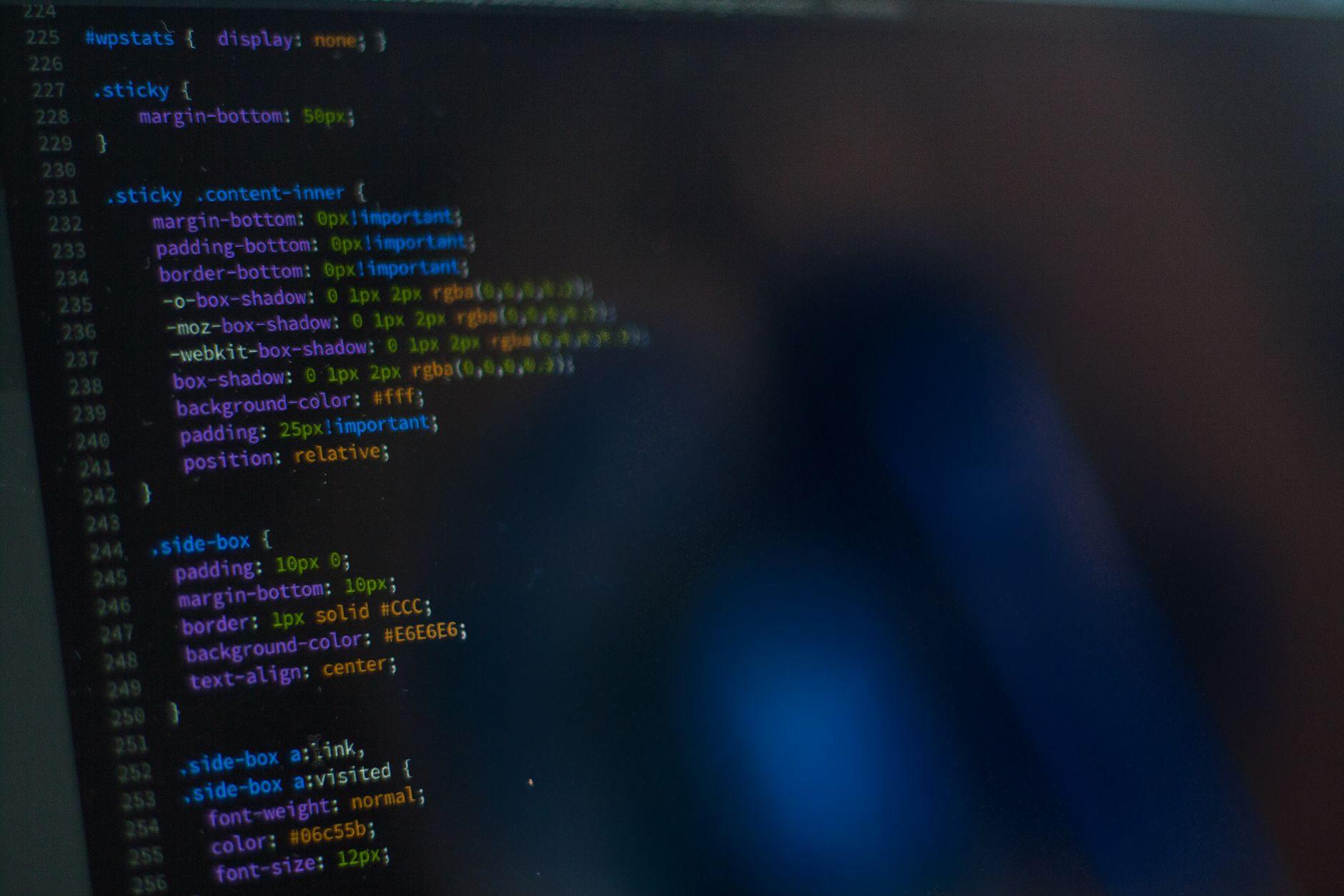 Frameworki do machine learningu w JavaScript: TensorFlow.js, ml5 i konkurencja Zbliżenie ekranu z kodem CSS ilustrujące tworzenie interfejsu webowego