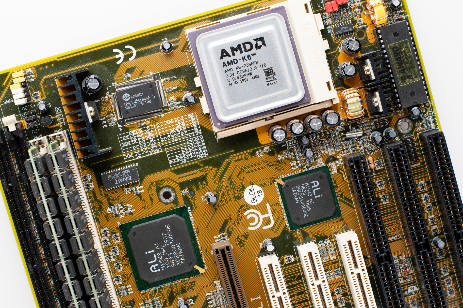 Stary procesor AMD K6 z bliska na retro płycie głównej