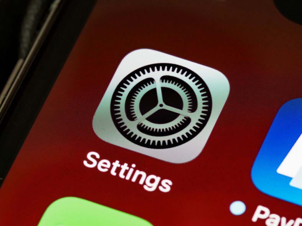 Zbliżenie ekranu iPhone’a z ikoną aplikacji